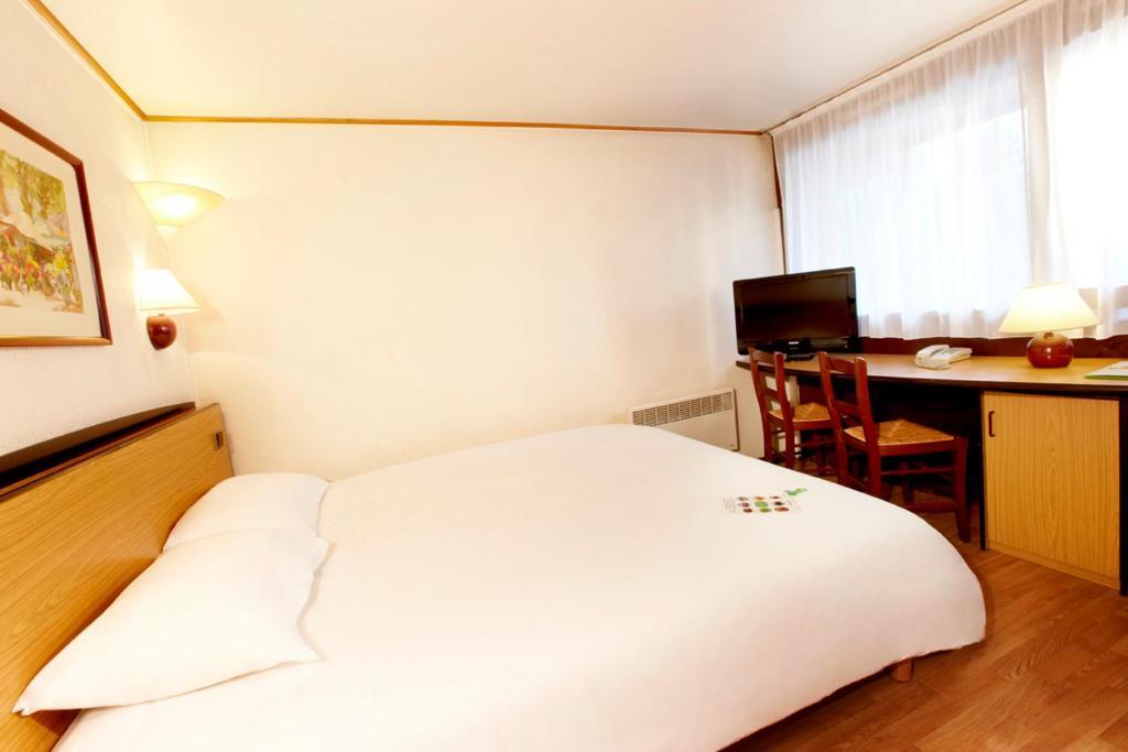 Campanile Hotel Mayenne Δωμάτιο φωτογραφία