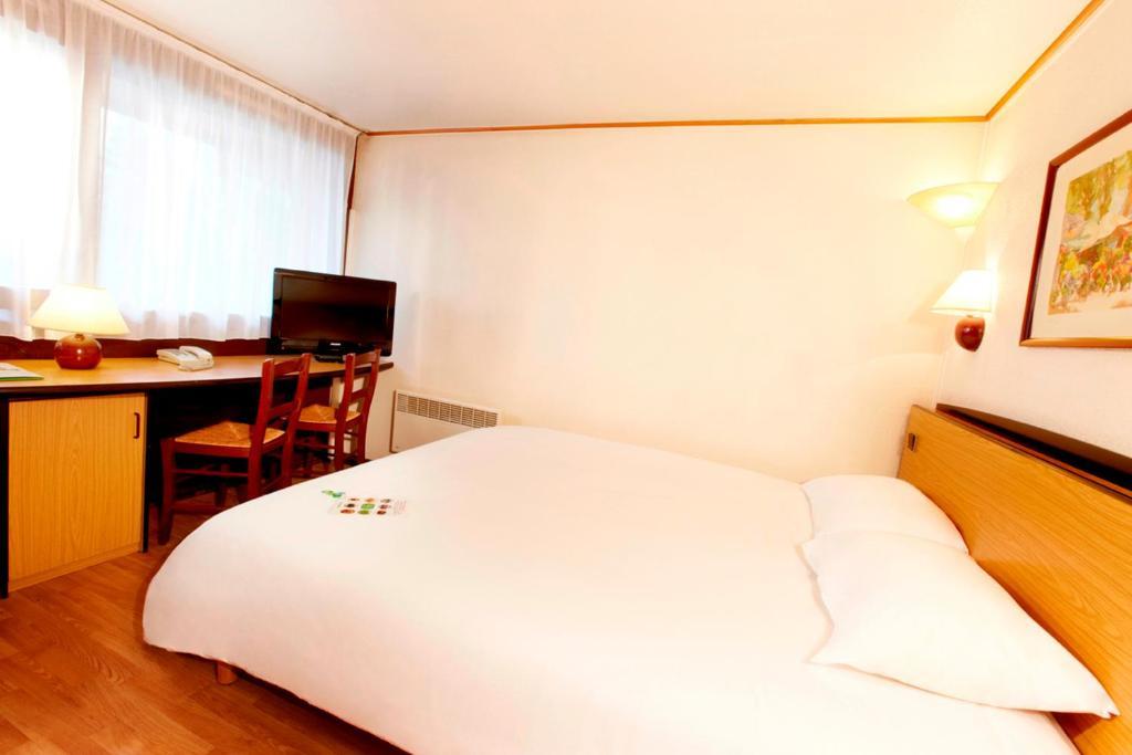 Campanile Hotel Mayenne Δωμάτιο φωτογραφία