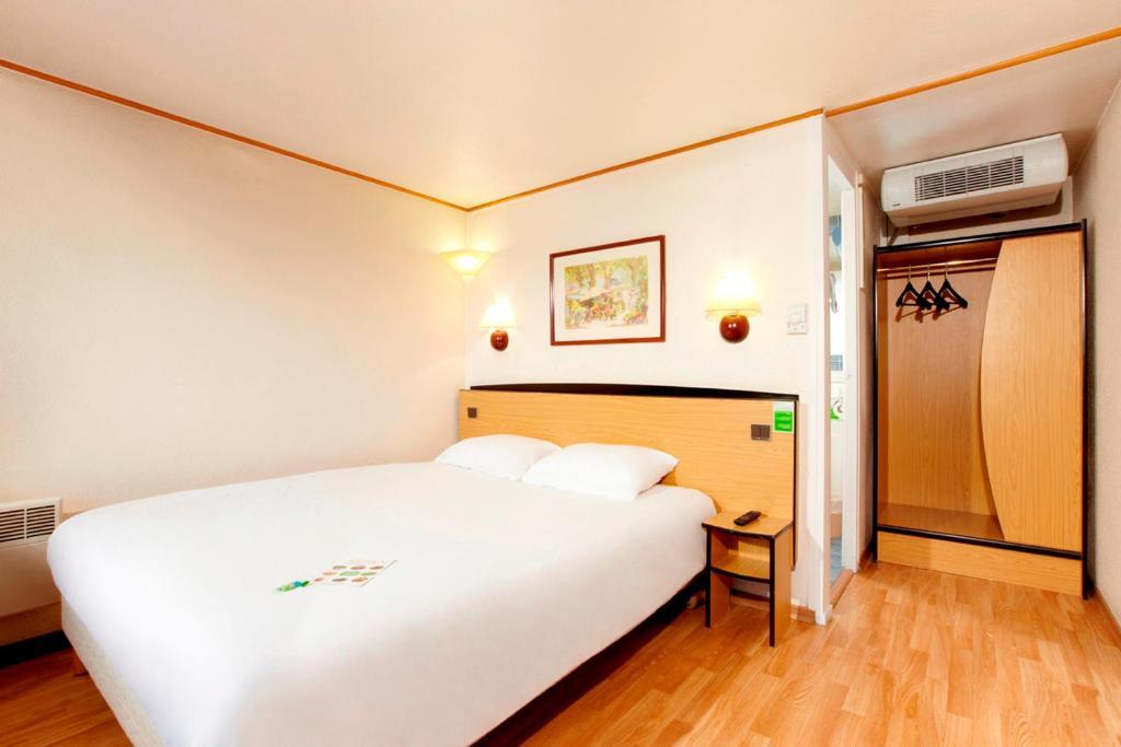 Campanile Hotel Mayenne Δωμάτιο φωτογραφία