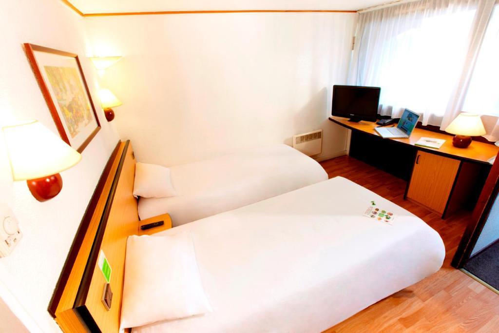 Campanile Hotel Mayenne Δωμάτιο φωτογραφία
